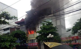 Nhà dân phát hỏa, lửa ngùn ngụt bốc cao trong mưa