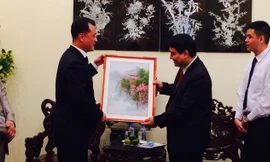 Bí thư thứ nhất T.Ư Đoàn Nguyễn Đắc Vinh trao quà lưu niệm cho đoàn đại biểu cấp cao thanh niên Triều Tiên. Ảnh: Bảo Linh 