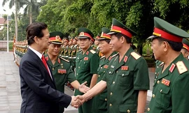 Ban Giám đốc Học viên Quốc phòng đón chào Thủ tướng Nguyễn Tấn Dũng - Ảnh: Chinhphu.vn