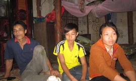 Thảo cùng với bố mẹ kể chuyện bỏ trốn khỏi hầm đào vàng. Ảnh: Hoàng Lam