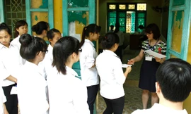 Học sinh đang làm thủ tục vào phòng thi tại trường THPT Yên Viên Hà Nội năm 2013. Ảnh: Như Ý