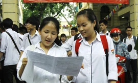Thí sinh so sánh đáp án môn thi tại trường THPT Việt Đức năm 2013. ẢNH: ngọc châu