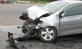 Hiện trường vụ tai nạn khiến 2 người ngồi trên ô tô 4 chỗ ngồi bị thương, phải nhập viện cấp cứu