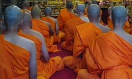 Giới sư sãi Phật giáo Thái Lan gần đây dính vào một loạt bê bối, khi truyền thông địa phương đưa tin về các vụ liên quan đến sử dụng chất kích thích, uống rượu, cờ bạc và quan hệ với gái mại dâm. Ảnh: smilingalbino