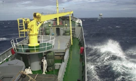 Tàu Hải quân tiếp cận nhà giàn mùa bão tô. Ảnh: TC