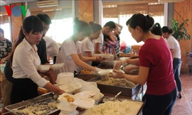 Toàn bộ nhân viên một quán ăn cùng các tình nguyện viên tất bật nấu ăn, chia cơm, vận chuyển để phát tới tay các thí sinh dự thi