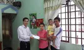 Trao tặng gia đình anh Đồng 20 triệu đồng