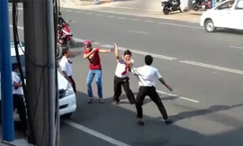 Tài xế taxi Vinasun rượt đánh nhau náo loạn phố