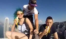 Chơi trội, ba thanh niên trèo lên tòa nhà chọc trời để... ăn chuối