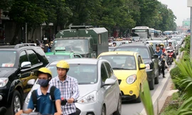 Ùn tắc kéo dài trên đường Xuân Thủy sáng nay. Ảnh: Bá Đô.