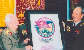  Tác giả bài viết tặng Đại tướng bức tranh nhân kỷ niệm 50 năm Chiến thắng Điện Biên Phủ