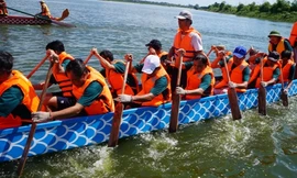 Cả nghìn người theo dõi lễ hội thi bơi chải giữa Thủ đô