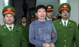  Dẫn giải ông Dương Tự Trọng về trại giam. ẢNH: TTXVN