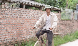 Lệ Rơi đạp xe thô sơ đi chăm vườn ổi