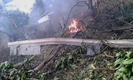 Hiện trường máy bay rơi. (Nguồn: TTXVN) 