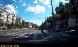 Dắt con gái sang đường, mẹ bị ôtô hất văng