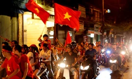 Tưng bừng xuống phố ăn mừng chiến thắng của U19 Việt Nam