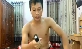 Nam thanh niên lấy thân mình thử dùi cui điện