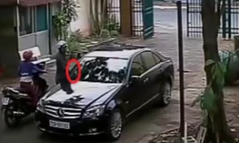 Đôi nam nữ bẻ trộm gương xe Mercedes nhanh như chớp