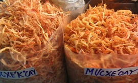 Quản lý thị trường Hà Nội tiếp tục truy tìm mực khô xé sợi không rõ nguồn gốc