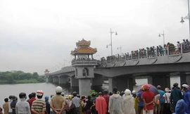 Lặn tìm người phụ nữ nhảy cầu tự vẫn