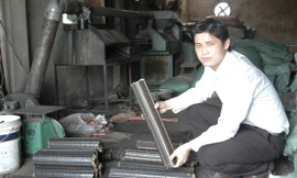 Lê Trường An tại xưởng sản xuất củi trấu sinh học