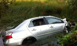 Truy tìm tài xế bỏ mặc ôtô dưới ao làm 4 người chết