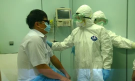 Người nghi mắc Ebola được cách ly trong tình huống giả định ở sân bay Tân Sơn Nhất. ảnh: L.N
