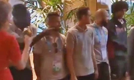 Lukaku chỉ “người hùng” Origi để hoàng hậu chúc mừng (ảnh cắt từ clip)