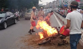 Xe máy bốc cháy dữ dội, CSGT dập lửa bất thành