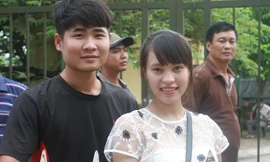 Bà bầu 8 tháng chờ từ 3h sáng mua vé xem U19 Việt Nam