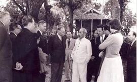 Nét đặc sắc trong văn hóa giao tiếp Hồ Chí Minh