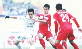  Liệu Hải Phòng có chặn được bước tiến của Văn Quyết (áo trắng, Hà Nội T&T) và đồng đội?. Ảnh: VSI.