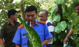 Lê Sơn Tùng (đầu trọc) dựng lại hiện trường vụ cướp tại nhà bà Trần Hồng Sa