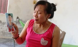 Chị Đặng Thị Hoài Thu đau đớn khi nói về sự mất tích bí ẩn của cô con gái 3 tuổi.