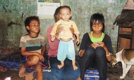 Kinh hãi hủ tục chôn sống con theo mẹ đã chết