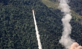 Giữa lúc 'lửa bỏng' Ukraine trình làng tên lửa đất đối không