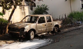 Ôtô cháy trơ khung trong đêm