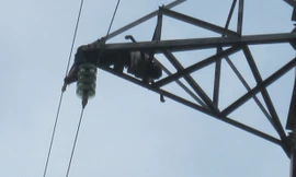 Xác chết cháy đen, bám dính trên cột điện cao khoảng 40-50 m.