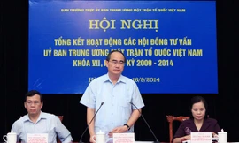 Chủ tịch Ủy ban Trung ương Mặt trận Tổ quốc Việt Nam Nguyễn Thiện Nhân lắng nghe ý kiến của thành viên các hội đồng tư vấn 