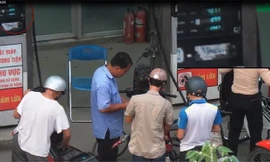 Vạch trần trò gian lận tinh vi của nhân viên bán xăng