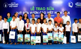 Quỹ sữa Vươn cao Việt Nam do Vinamilk tài trợ trao sữa cho con em gia đình thương binh liệt sĩ của Quảng Trị nhân kỷ niệm 67 năm ngày Thương binh liệt sĩ 27/7