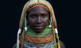 Bộ tộc làm đẹp bằng phân bò tại Tây Phi