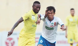 Samson lập hattrick nhưng Hà Nội T&T vẫn phải đứng sau Bình Dương trong cuộc đua tới ngôi vương. Ảnh VSI 