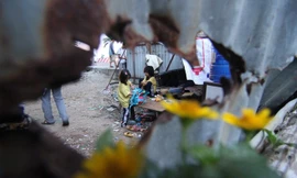 Cuộc sống hai đứa trẻ dưới tòa cao ốc tráng lệ