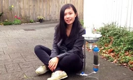 Cynthia Sin Nga Lam với thiết bị phát minh của mình.