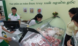 Người dân đến mua thực phẩm sạch của Green Food Hà Nội tại cửa hàng 111 Tô Hiệu (Hà Đông). Ảnh: Anh Trọng