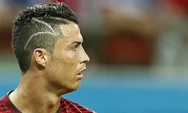Kiểu tóc mô phỏng vết mổ của Ronaldo ở trận gặp Mỹ. ảnh: EPA 