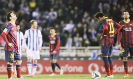 Một mình Messi không thể kéo cả tập thể Barca. Ảnh: AP 