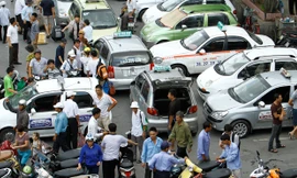 Chờ và giành được khách là nghệ thuật của tài taxi. Ảnh: Ngọc Châu